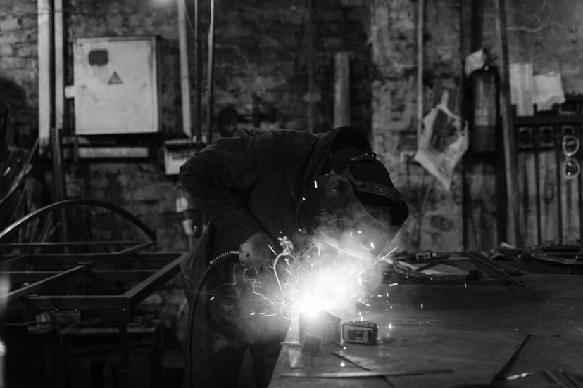 Cara Bikin Website Bengkel Las dan Fabrikasi yang Bikin Order Custom Nggak Pernah Sepi: Strategi Portfolio Proyek dan Sistem Quotation Online