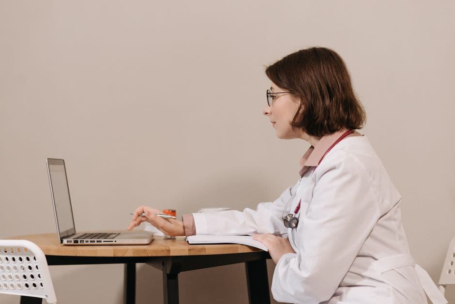 Cara Bikin Website Klinik dan Praktek Dokter yang Bikin Pasien Booking Online Terus: Strategi Jadwal Dokter, Antrian, dan Testimoni Kesehatan